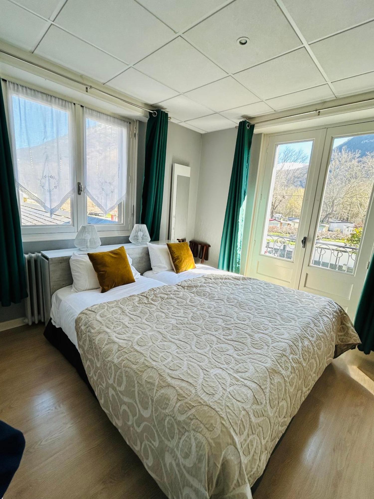 Logis Hotel L'Ayguelade Bielle Kültér fotó